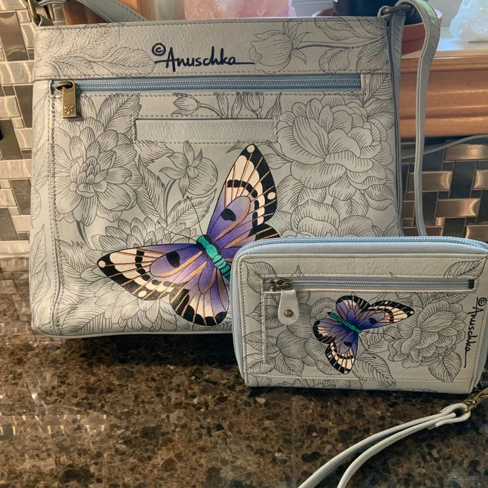 ANUSHKA HANDBAG - NWOT.   Butterflies… Cross body, bag with matching wallet…. - Picture 2 of 8